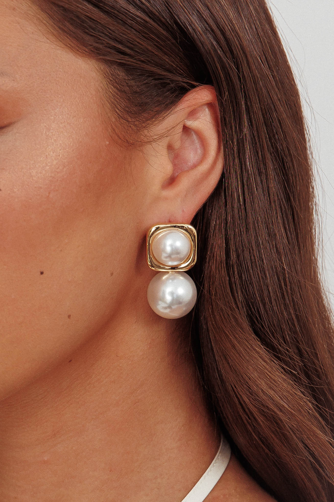 Clara earrings with gold square pearls