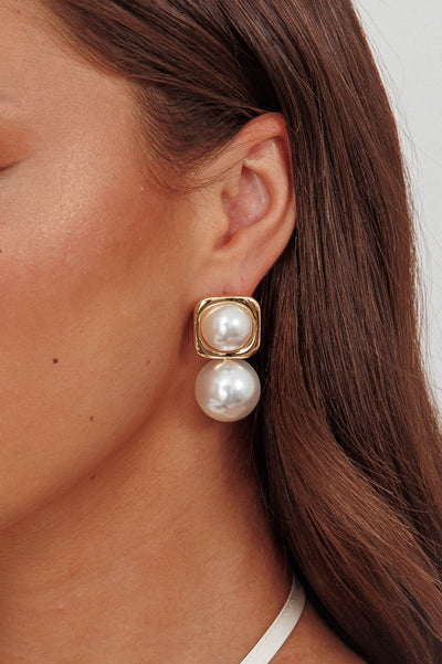 Clara earrings with gold square pearls