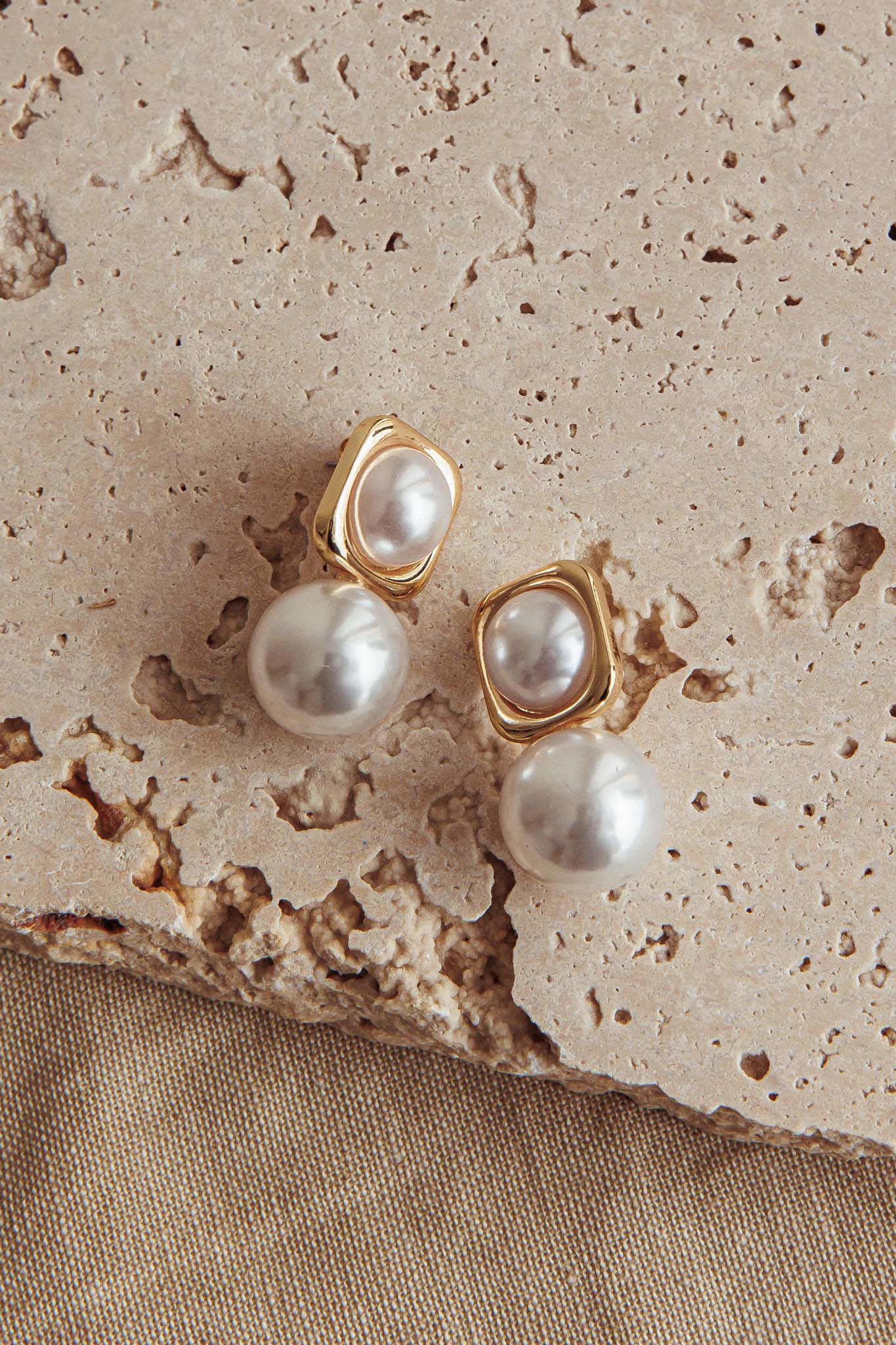 Clara earrings with gold square pearls