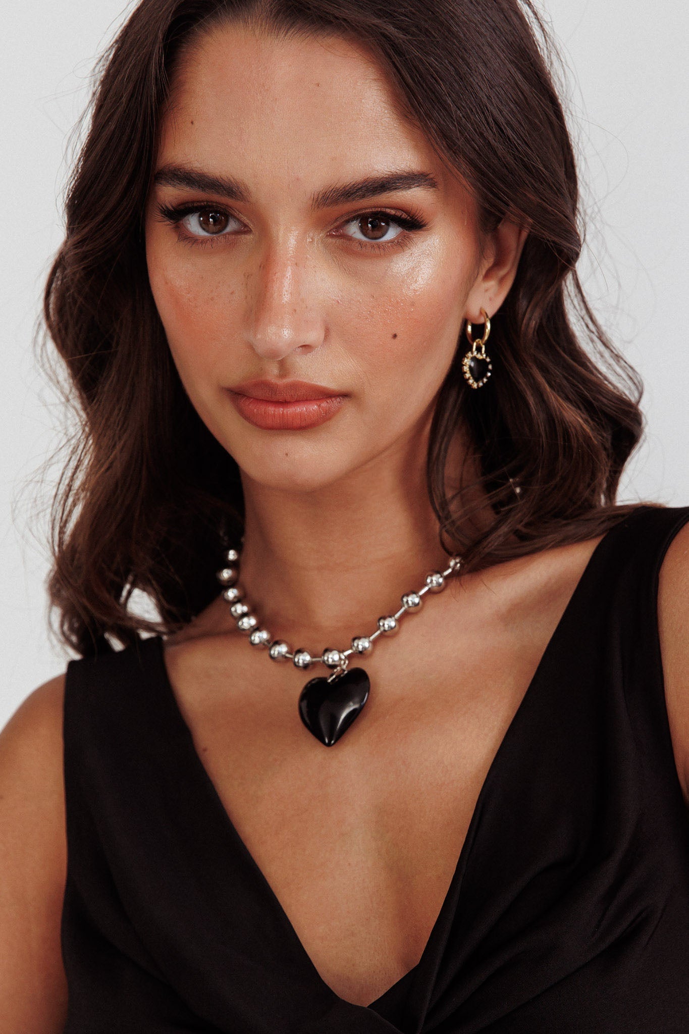 Grand Heart Necklace in Silver Pearls Black Lion