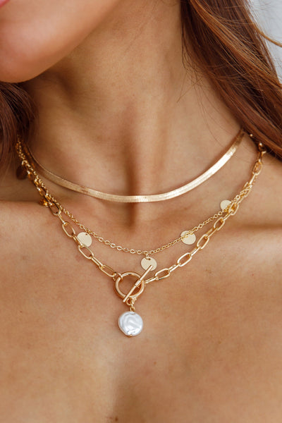 Aria Circle Gold Pearl Pendant Necklace