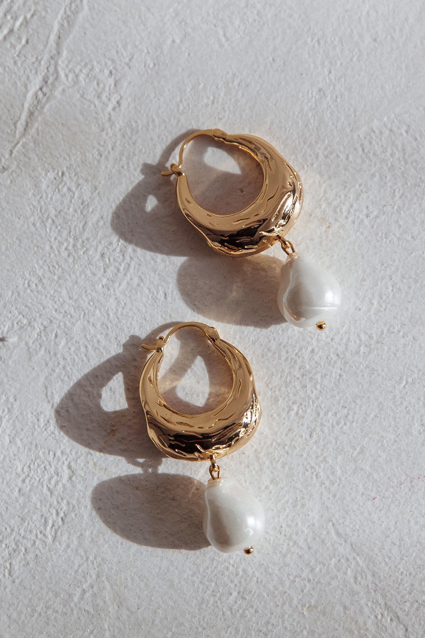 Drop earrings made of serotonin pearls in gold