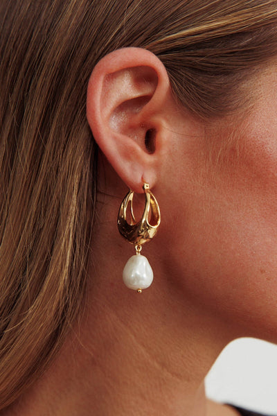 Drop earrings made of serotonin pearls in gold