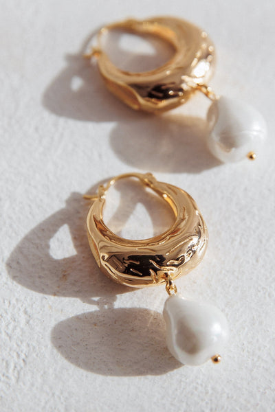 Drop earrings made of serotonin pearls in gold