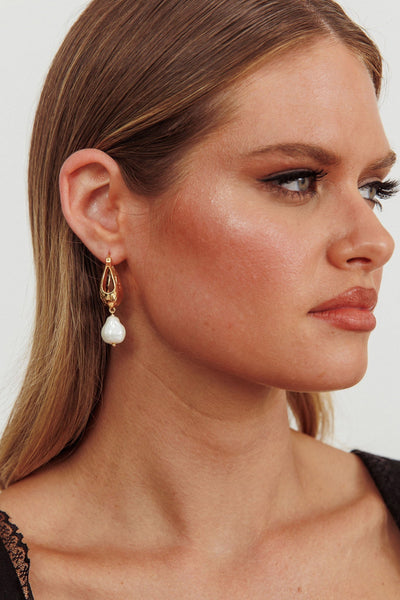 Drop earrings made of serotonin pearls in gold