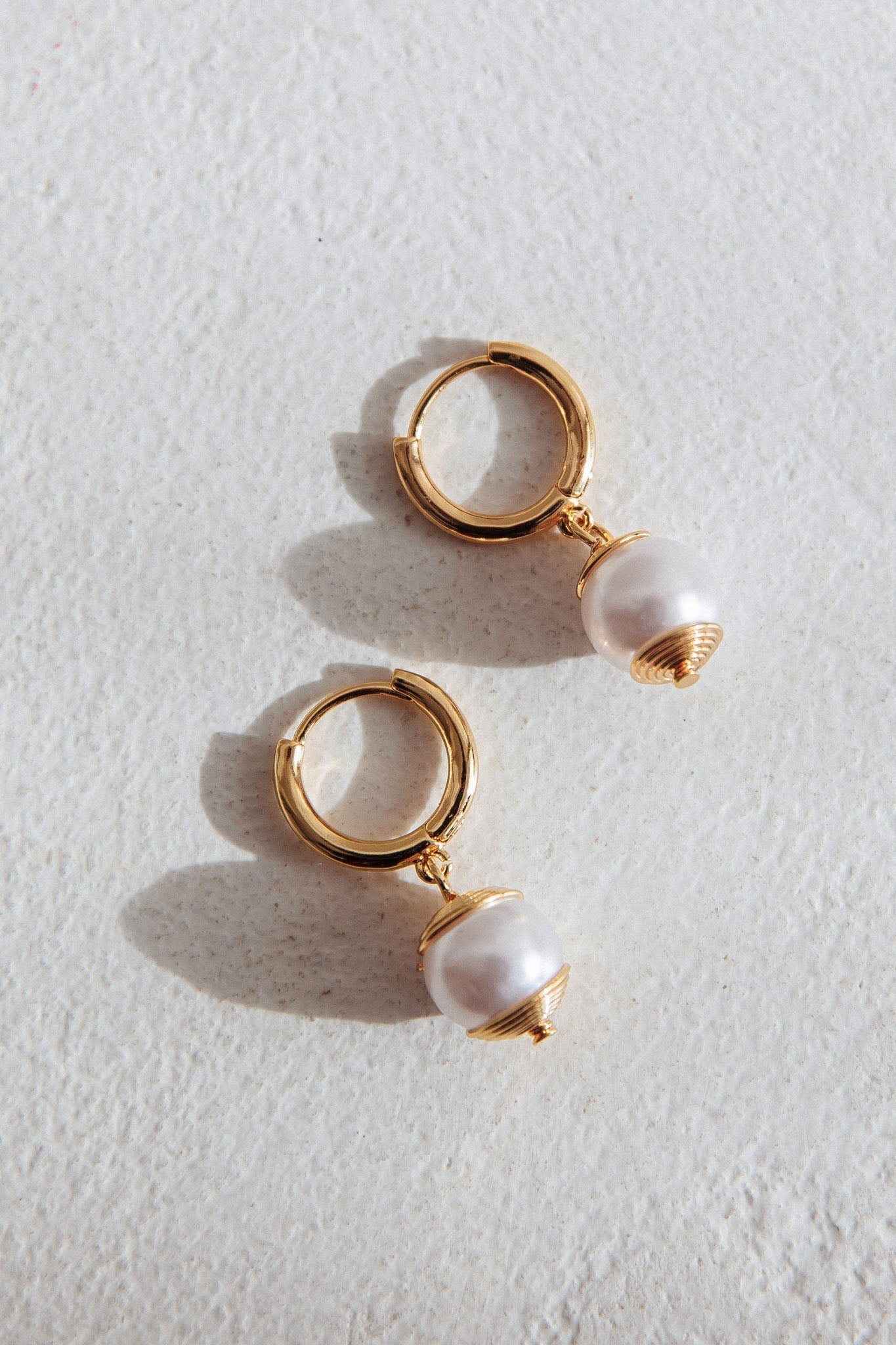 Drop-shaped earrings made of golden ebony pearls