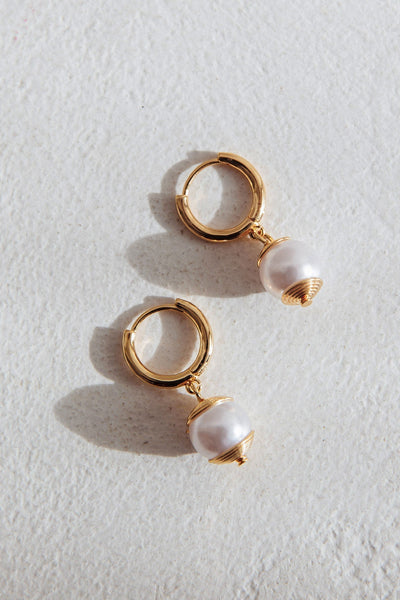 Drop-shaped earrings made of golden ebony pearls