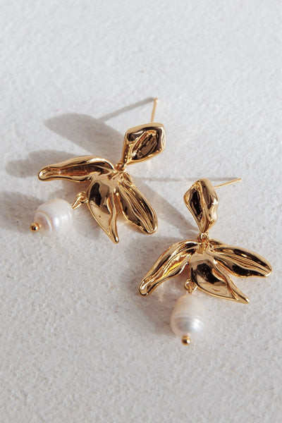 Lucie flower-shaped earrings with gold pearl