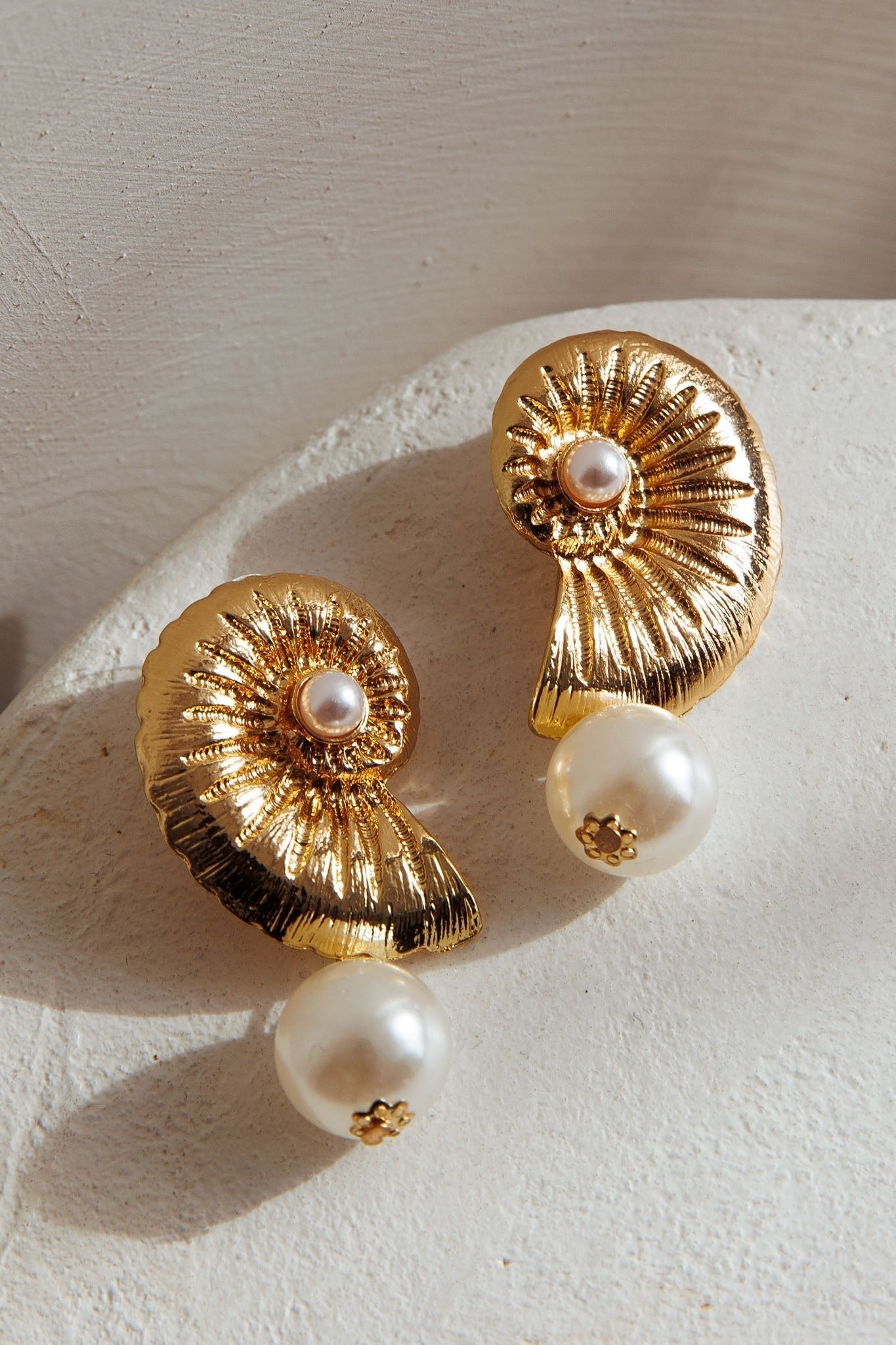 Memoir earrings made of shells and golden pearls