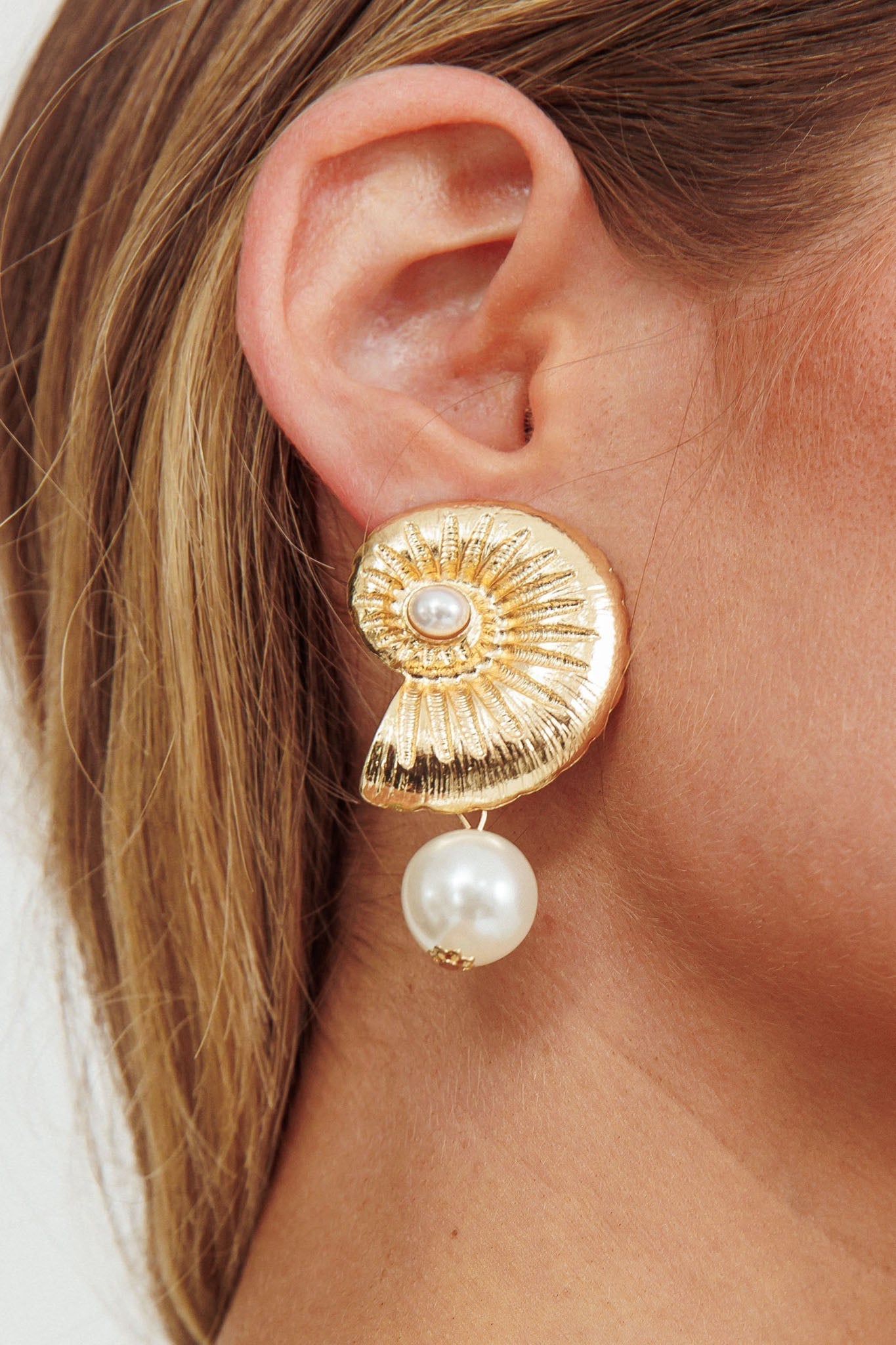 Memoir earrings made of shells and golden pearls