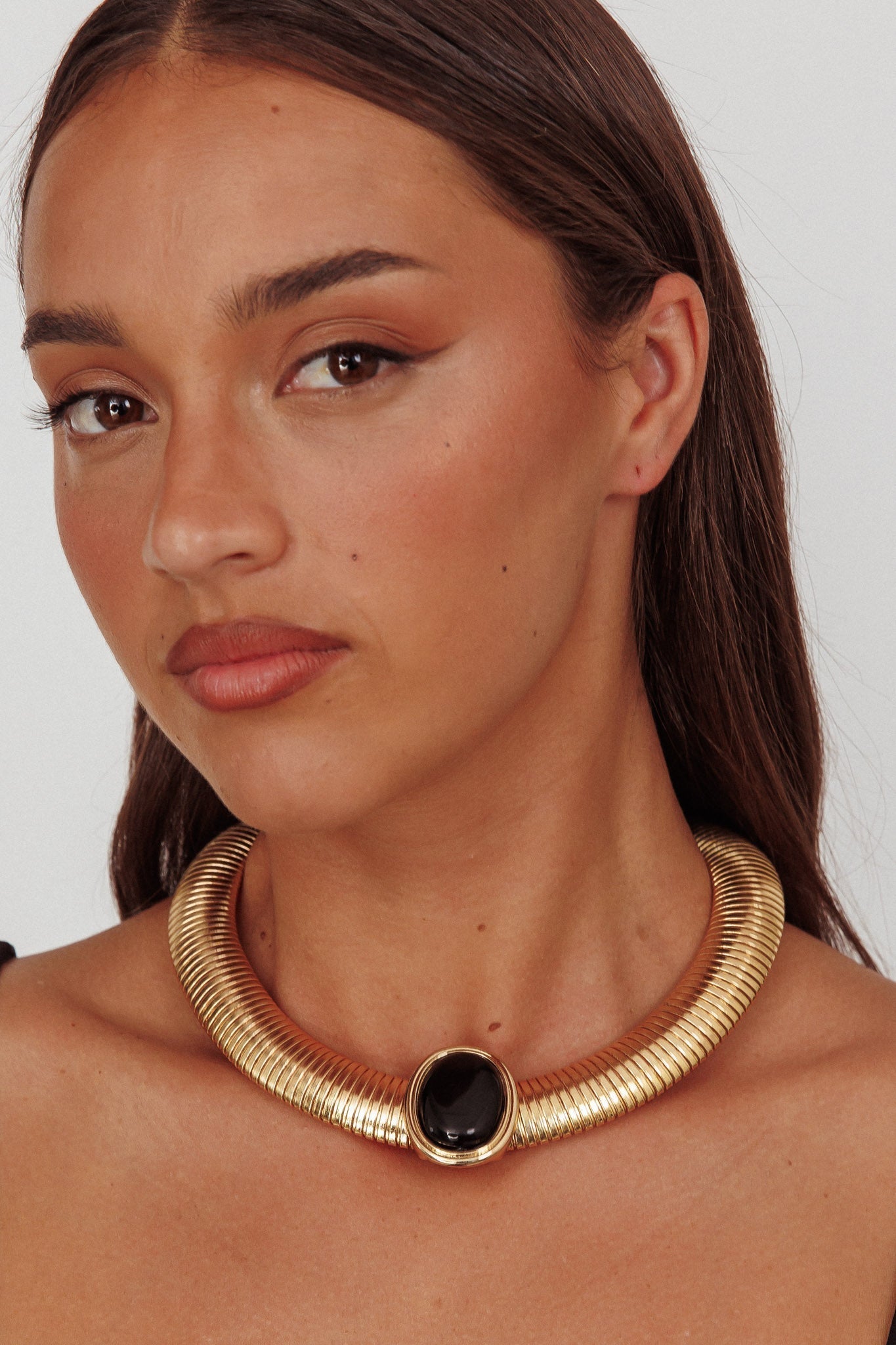 Oval Cleopatra Hanger Collar Gold Black