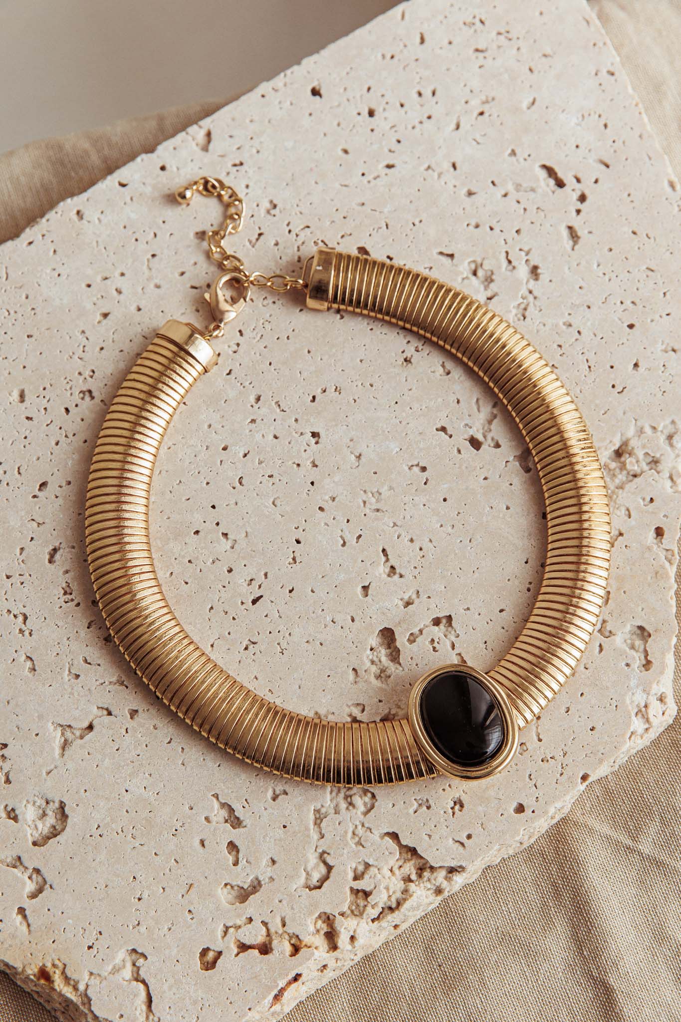 Oval Cleopatra Hanger Collar Gold Black