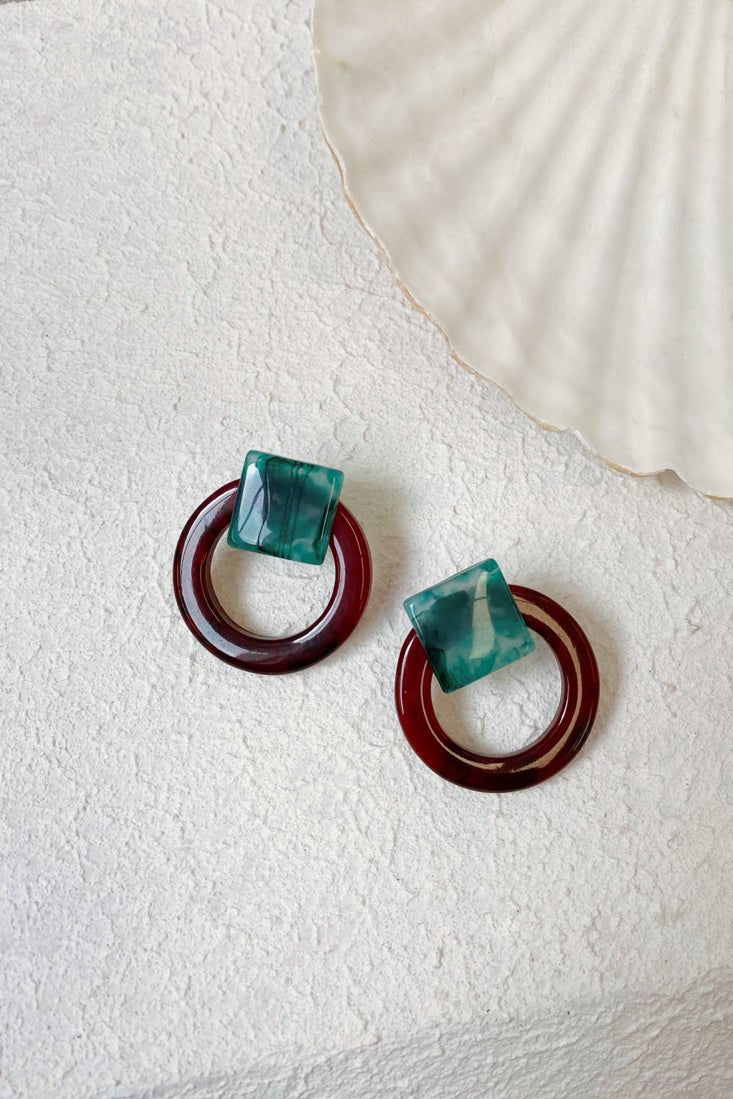 Cute marbled square and round earrings in brown