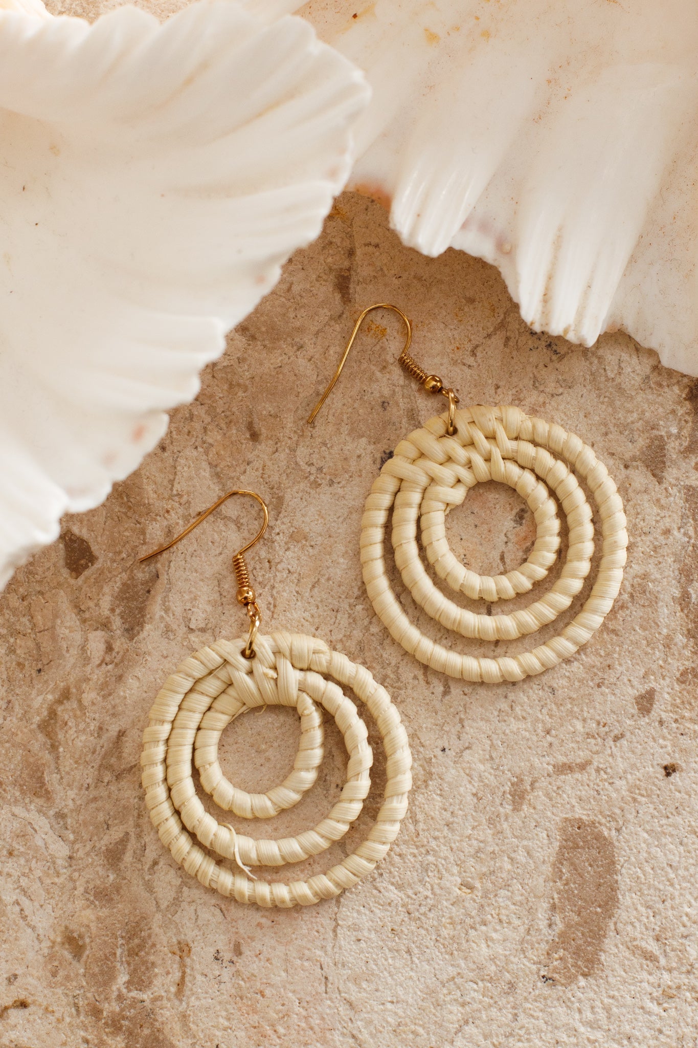 Spiral-shaped rattan earrings Batavia Beige